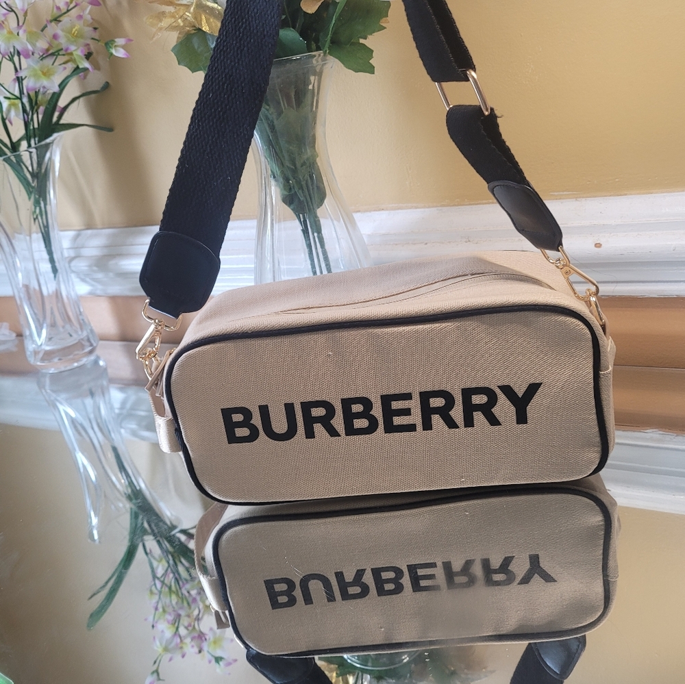 - Burberry Pouch - Picture 3 of 10